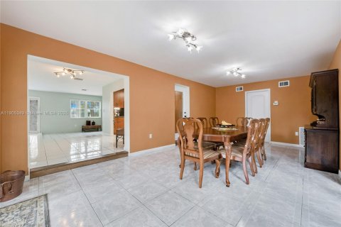House in Miami, Florida 5 bedrooms, 254.83 sq.m. № 2034773 - photo 7