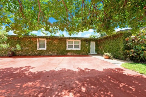 House in Miami, Florida 5 bedrooms, 254.83 sq.m. № 2034773 - photo 2