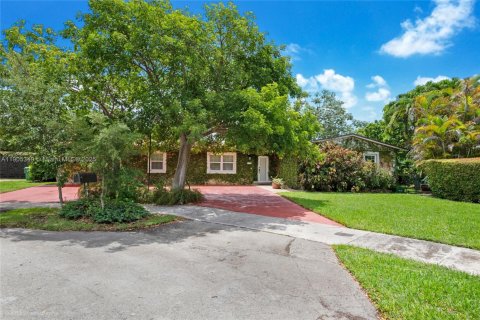 House in Miami, Florida 5 bedrooms, 254.83 sq.m. № 2034773