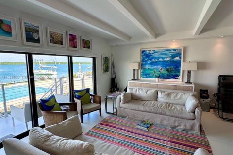 Снять в аренду кондоминиум в Ки-Бискейн, Флорида 3 спальни, 200.67м2, № 2048239 - фото 2