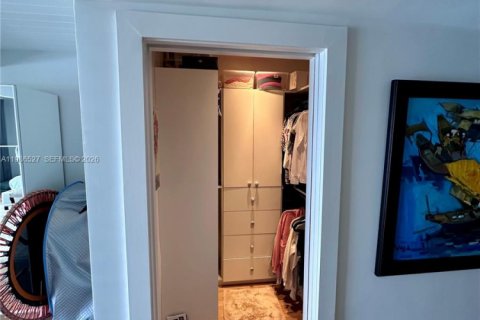 Снять в аренду кондоминиум в Ки-Бискейн, Флорида 3 спальни, 200.67м2, № 2048239 - фото 20