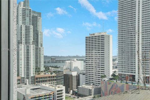 Condo in Miami, Florida, 2 bedrooms № 2081290 - photo 2