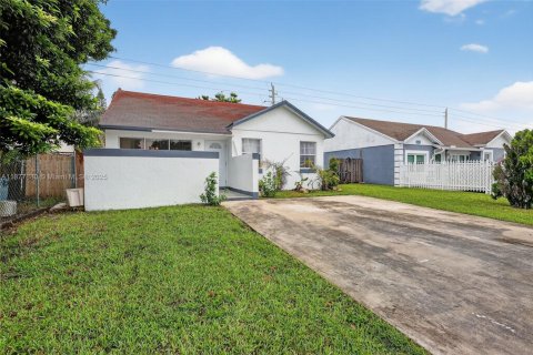 Casa en venta en Miami Gardens, Florida, 2 dormitorios, 97.55 m2 № 1920556 - foto 1