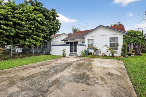 House in Miami Gardens, Florida 2 bedrooms, 97.55 sq.m. № 1920556 - photo 2