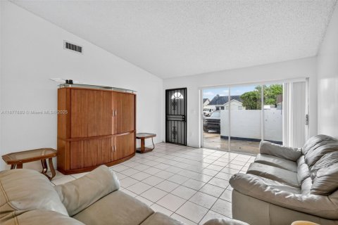 Villa ou maison à vendre à Miami Gardens, Floride: 2 chambres, 97.55 m2 № 1920556 - photo 4
