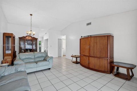 Casa en venta en Miami Gardens, Florida, 2 dormitorios, 97.55 m2 № 1920556 - foto 3