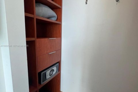 Condominio en alquiler en Miami, Florida, 1 dormitorio, 77.02 m2 № 1989151 - foto 23