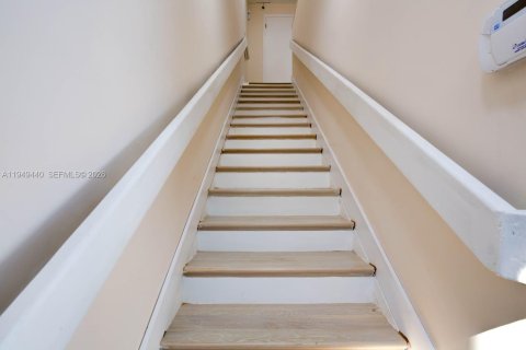 Commercial property in Miami, Florida № 2005179 - photo 8