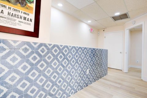 Commercial property in Miami, Florida № 2005179 - photo 9