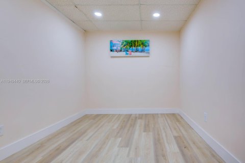 Commercial property in Miami, Florida № 2005179 - photo 12