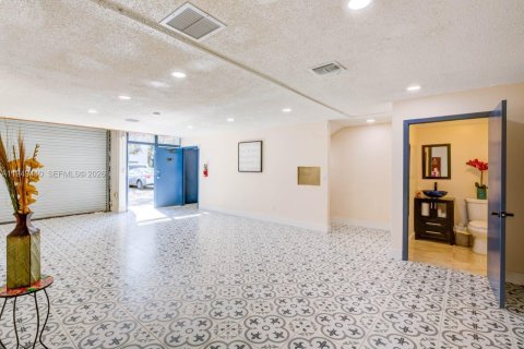 Commercial property in Miami, Florida № 2005179 - photo 5