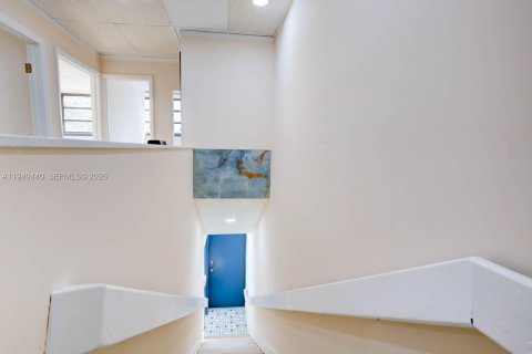 Commercial property in Miami, Florida № 2005179 - photo 17