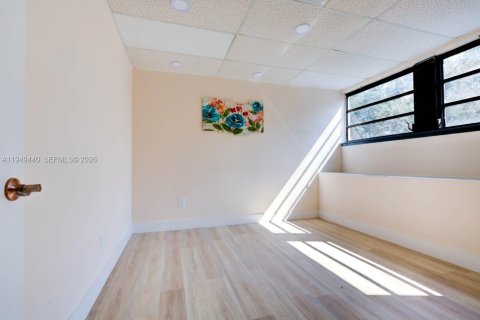 Commercial property in Miami, Florida № 2005179 - photo 14