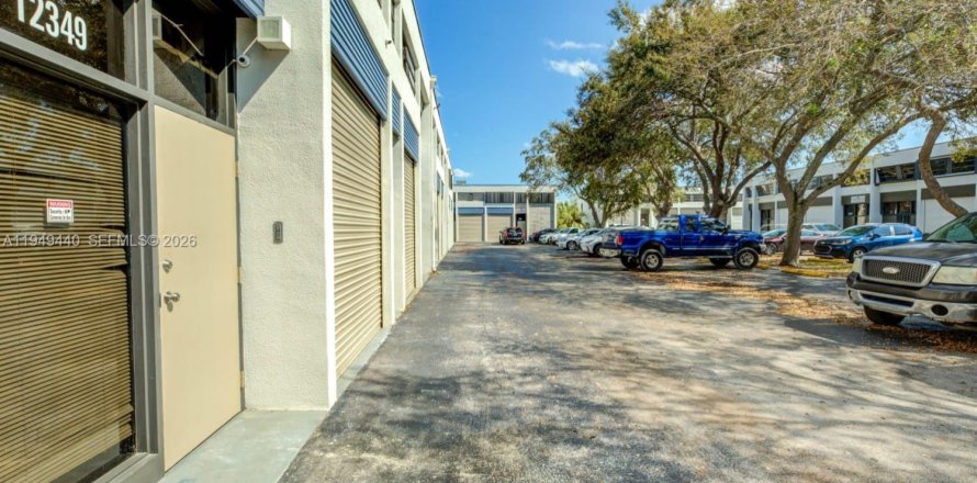 Commercial property in Miami, Florida № 2005179