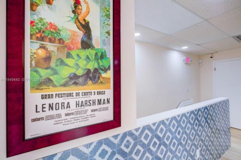 Commercial property in Miami, Florida № 2005179 - photo 10