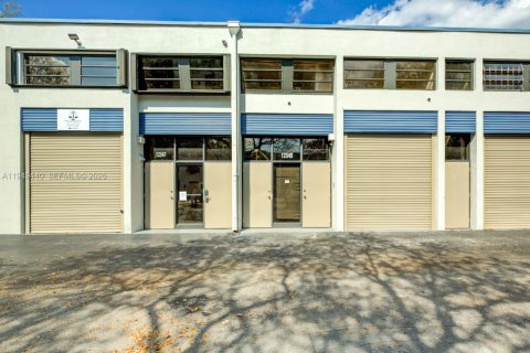 Commercial property in Miami, Florida № 2005179 - photo 2