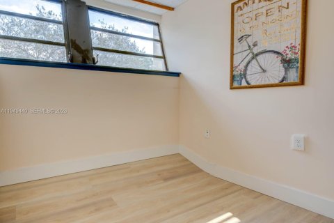 Commercial property in Miami, Florida № 2005179 - photo 16