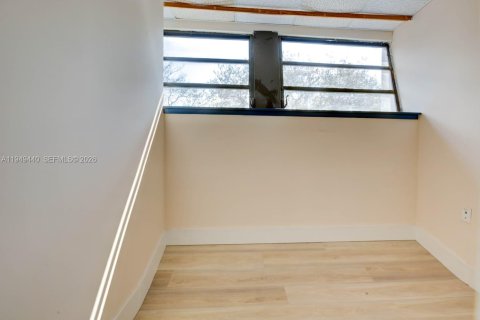 Commercial property in Miami, Florida № 2005179 - photo 13