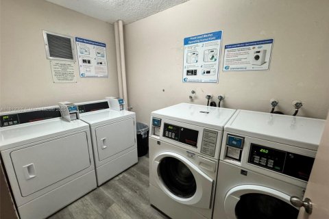Condo in Miami Gardens, Florida, 2 bedrooms  № 1766289 - photo 12