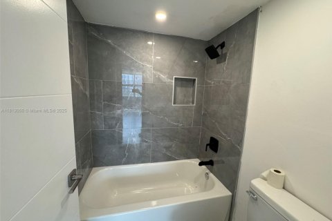 Condo in Miami Gardens, Florida, 2 bedrooms  № 1766289 - photo 7