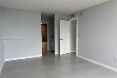 Condo in Miami Gardens, Florida, 2 bedrooms  № 1766289 - photo 5