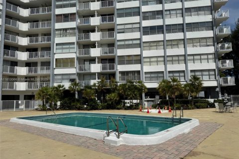 Condo in Miami Gardens, Florida, 2 bedrooms  № 1766289 - photo 18