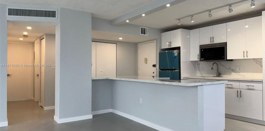 Condo in Miami Gardens, Florida, 2 bedrooms  № 1766289