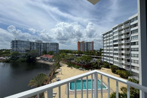 Condo in Miami Gardens, Florida, 2 bedrooms  № 1766289 - photo 11