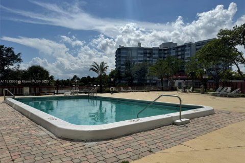 Condo in Miami Gardens, Florida, 2 bedrooms  № 1766289 - photo 17