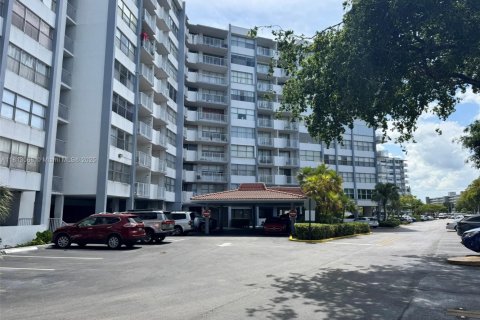 Condo in Miami Gardens, Florida, 2 bedrooms  № 1766289 - photo 16