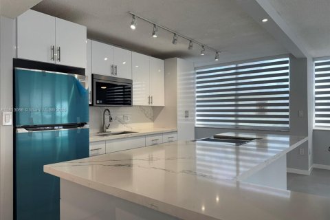 Condo in Miami Gardens, Florida, 2 bedrooms  № 1766289 - photo 3