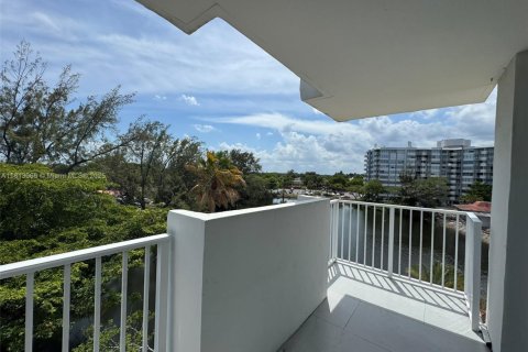 Condo in Miami Gardens, Florida, 2 bedrooms  № 1766289 - photo 10