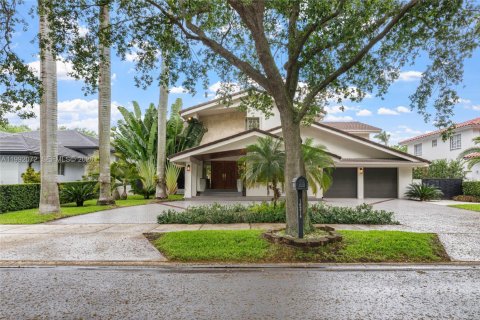 House in Miami Lakes, Florida 5 bedrooms, 396.6 sq.m. № 2076321