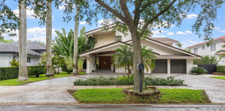 Casa en Miami Lakes, Florida 5 dormitorios, 396.6 m2 № 2076321