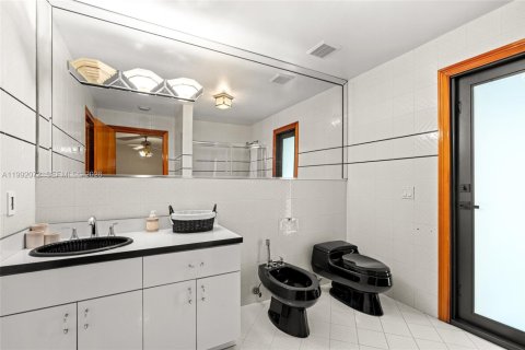 Casa en venta en Miami Lakes, Florida, 5 dormitorios, 396.6 m2 № 2076321 - foto 20