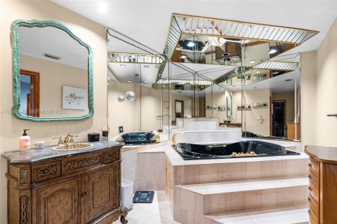 Casa en venta en Miami Lakes, Florida, 5 dormitorios, 396.6 m2 № 2076321 - foto 25
