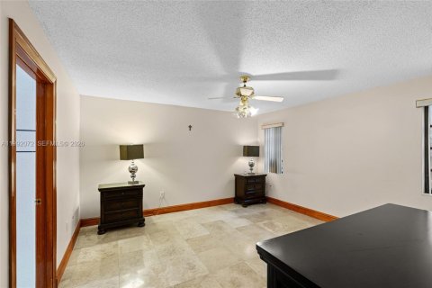 Casa en venta en Miami Lakes, Florida, 5 dormitorios, 396.6 m2 № 2076321 - foto 19