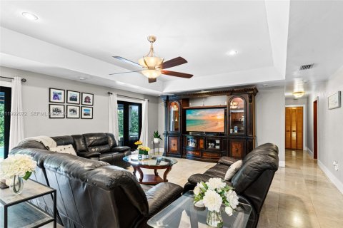 Casa en venta en Miami Lakes, Florida, 5 dormitorios, 396.6 m2 № 2076321 - foto 9