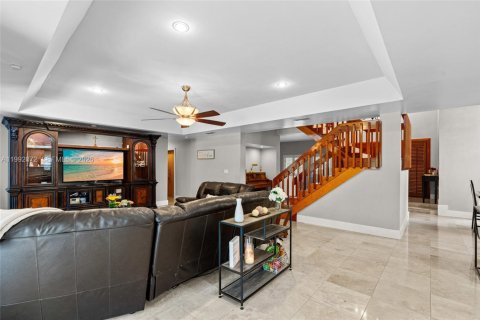 Casa en venta en Miami Lakes, Florida, 5 dormitorios, 396.6 m2 № 2076321 - foto 11