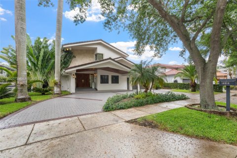 Casa en venta en Miami Lakes, Florida, 5 dormitorios, 396.6 m2 № 2076321 - foto 2