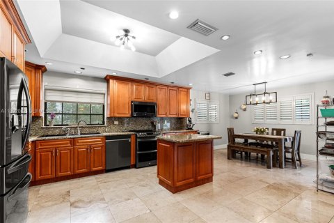 Casa en venta en Miami Lakes, Florida, 5 dormitorios, 396.6 m2 № 2076321 - foto 13