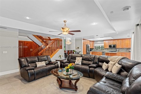 Casa en venta en Miami Lakes, Florida, 5 dormitorios, 396.6 m2 № 2076321 - foto 8