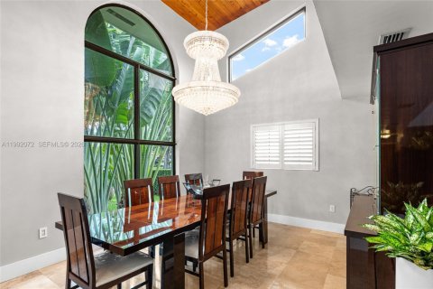 Casa en venta en Miami Lakes, Florida, 5 dormitorios, 396.6 m2 № 2076321 - foto 17