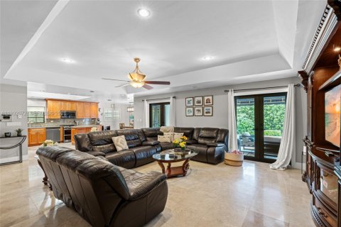 Casa en venta en Miami Lakes, Florida, 5 dormitorios, 396.6 m2 № 2076321 - foto 7