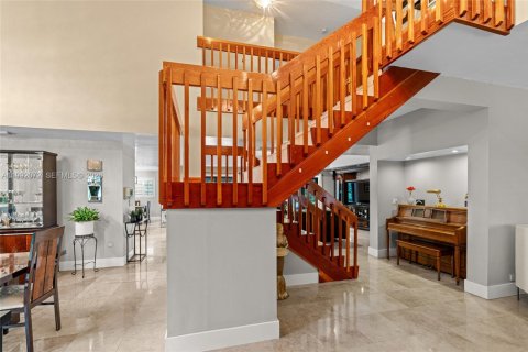 Casa en venta en Miami Lakes, Florida, 5 dormitorios, 396.6 m2 № 2076321 - foto 6