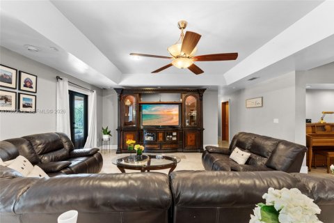 Casa en venta en Miami Lakes, Florida, 5 dormitorios, 396.6 m2 № 2076321 - foto 10