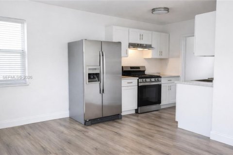 Снять в аренду квартиру в Майами-Бич, Флорида 3 спальни, 92.9м2, № 2046053 - фото 2