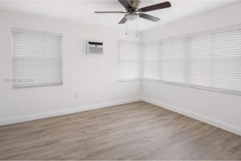 Снять в аренду квартиру в Майами-Бич, Флорида 3 спальни, 92.9м2, № 2046053 - фото 3