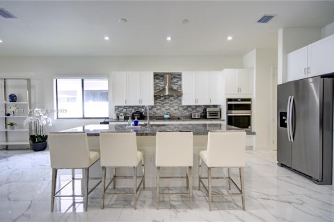 Снять в аренду виллу или дом в Мирамар, Флорида 5 спален, 366.5м2, № 1965146 - фото 6