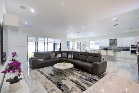 Снять в аренду виллу или дом в Мирамар, Флорида 5 спален, 366.5м2, № 1965146 - фото 4